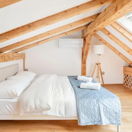 Spacious Castle View Loft Old Centre Apartman